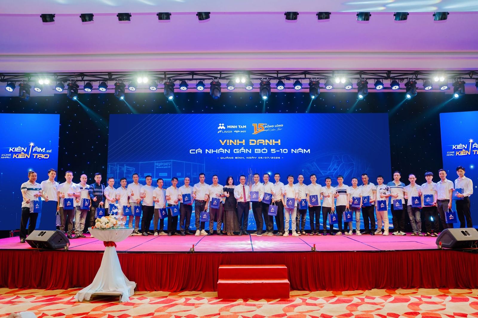 Lễ vinh danh cá nhân gắn bó 5-10 năm cùng Minh Tâm Group