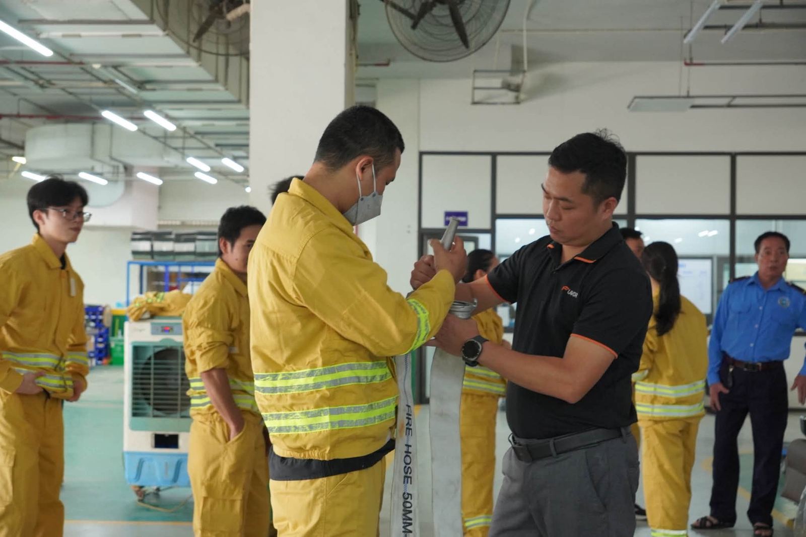 CBNV thực hành đấu nối và sử dụng vòi chữa cháy