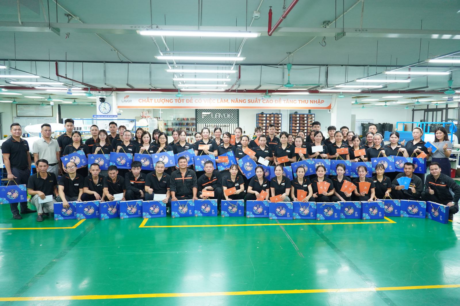 Trao quà cho cán bộ công nhân viên