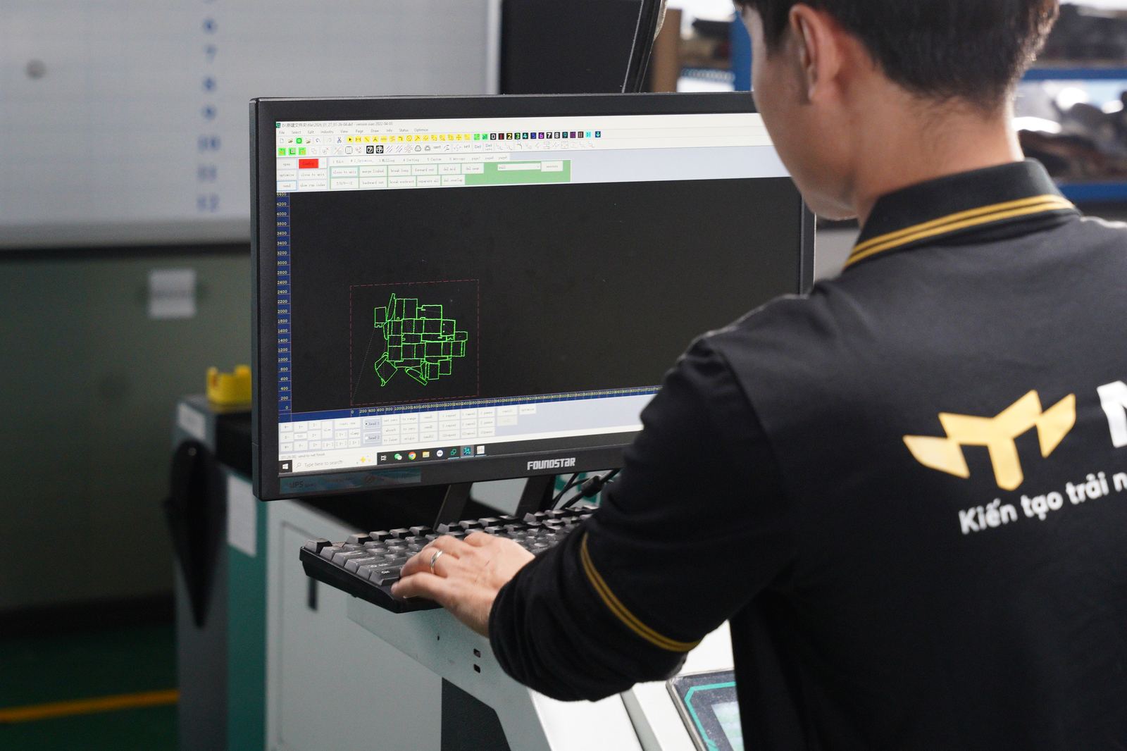 Kỹ thuật viên vận hành máy cắt CNC