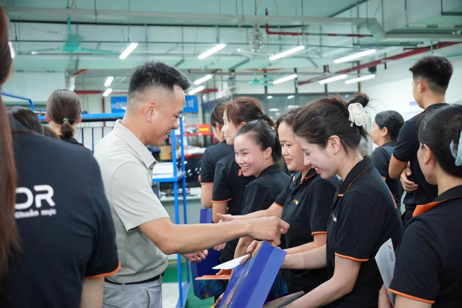 Trao quà Trung thu tận tay người lao động Lavor