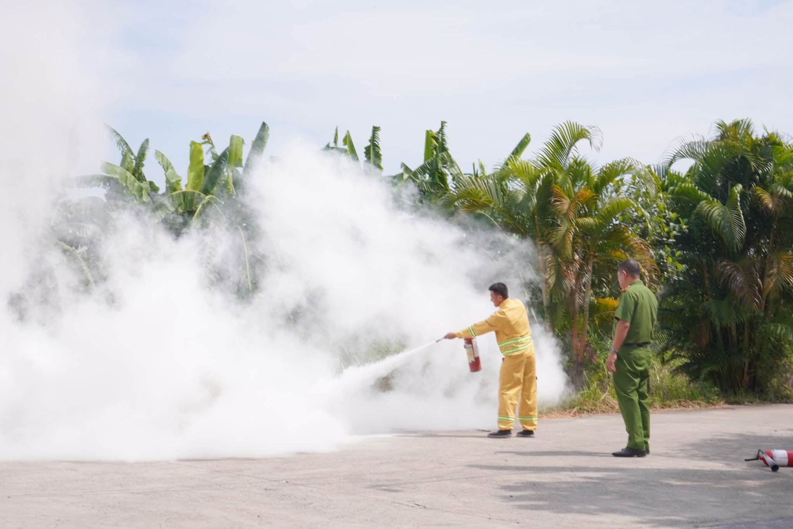CBNV thực hành sử dụng bình chữa cháy xử lý tình huống giả định