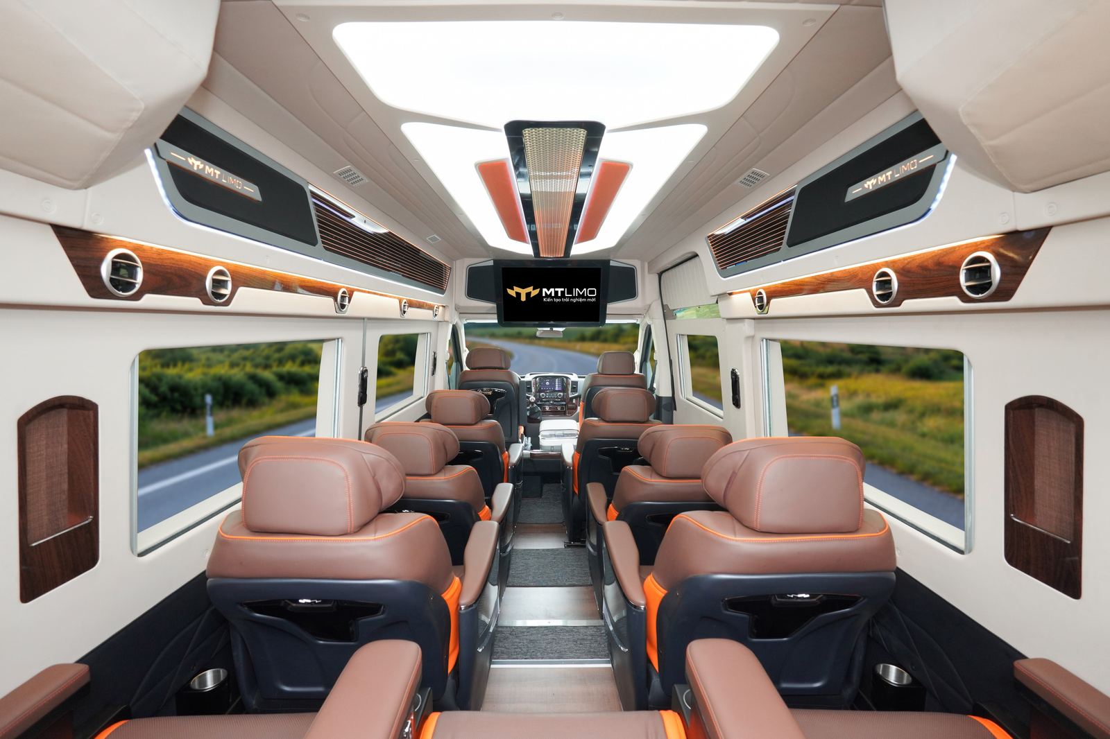Toàn cảnh khoang nội thất MT LIMO