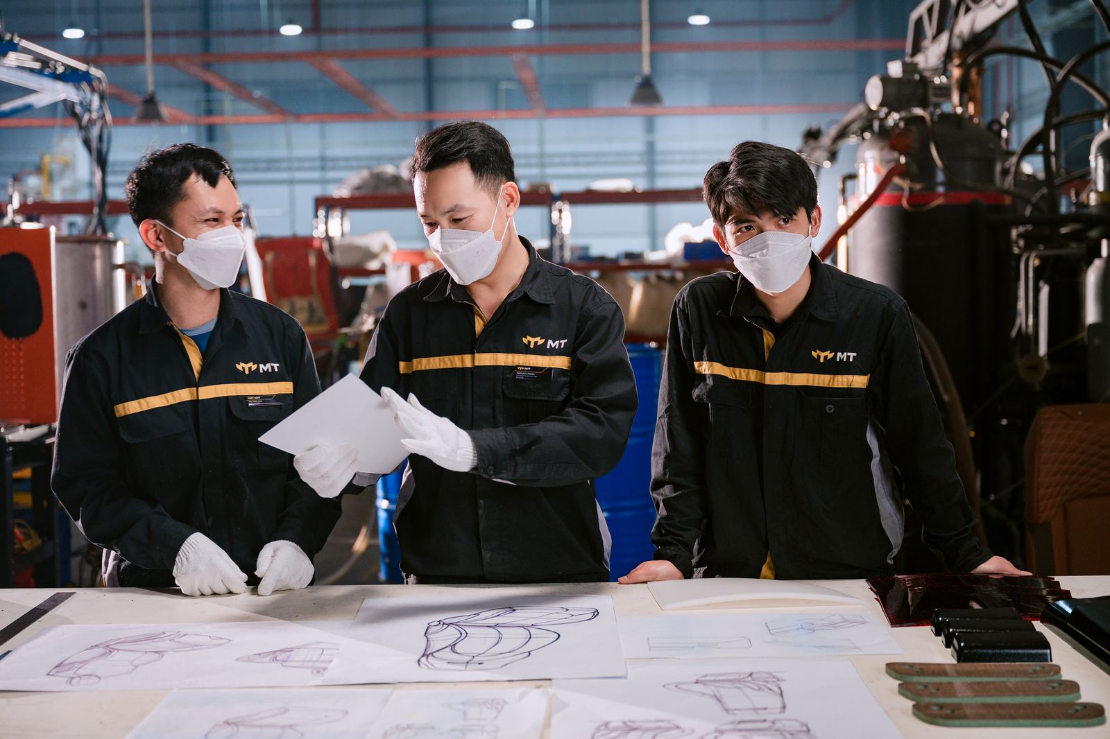 Đội ngũ R&D xem xét bản vẽ
