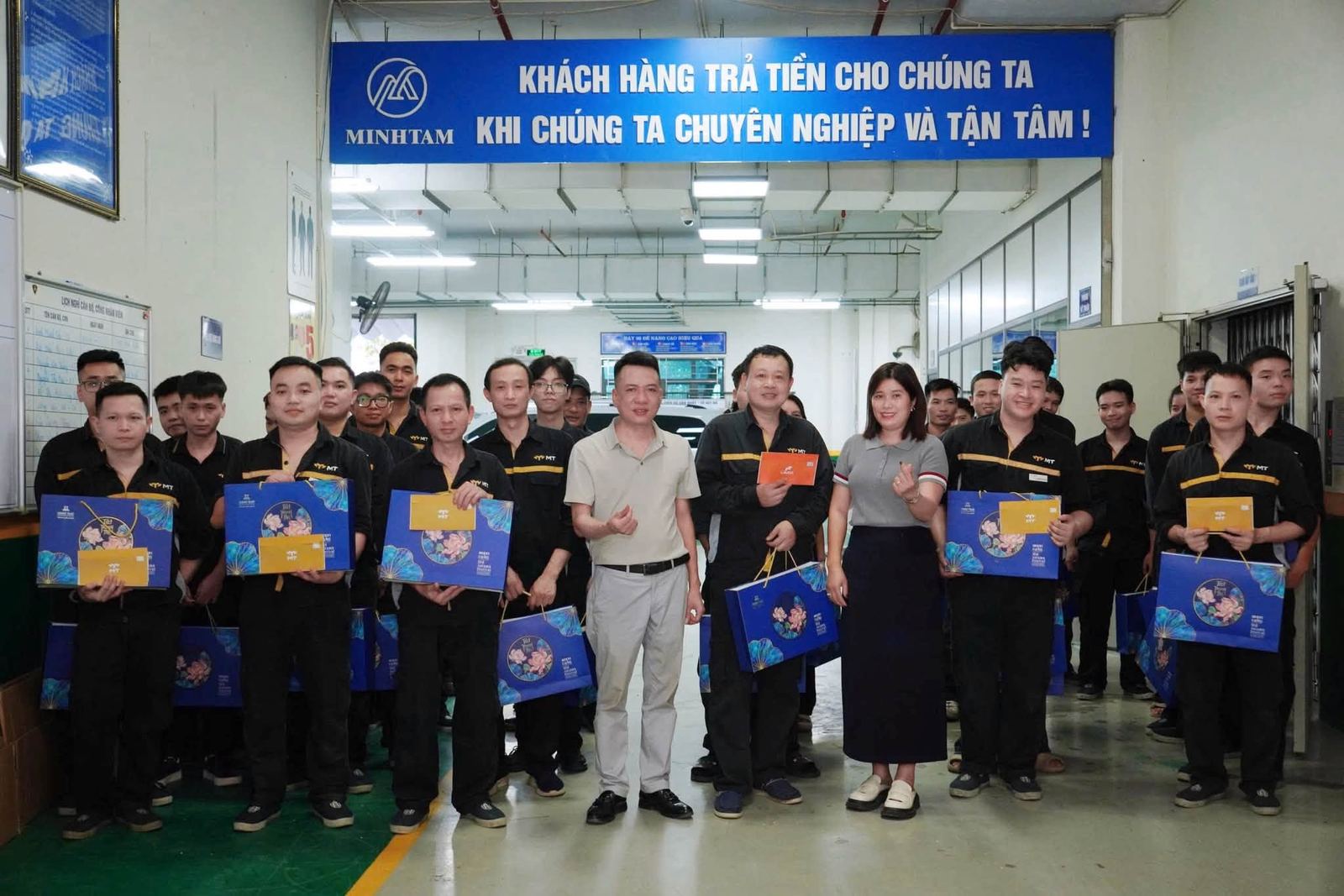 Ban lãnh đạo Minh Tâm trao quà Trung thu tại văn phòng MT