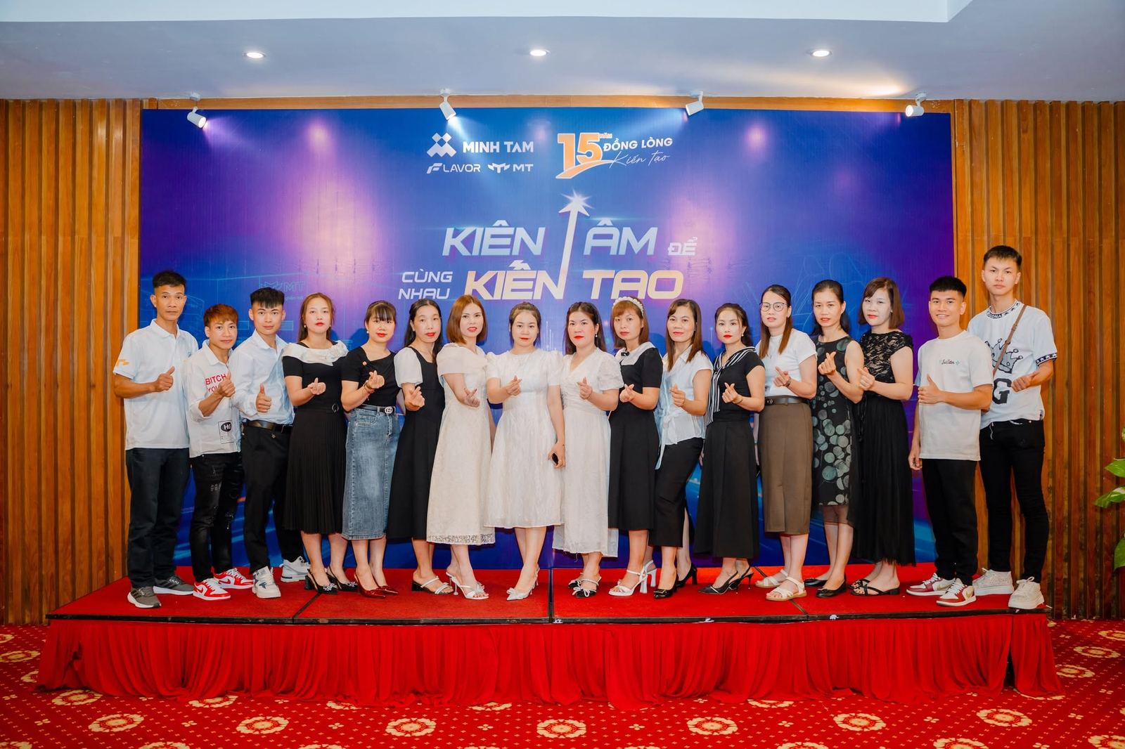 Tập thể cán bộ công nhân viên Minh Tâm Group trên sân khấu đêm Gala 15 năm