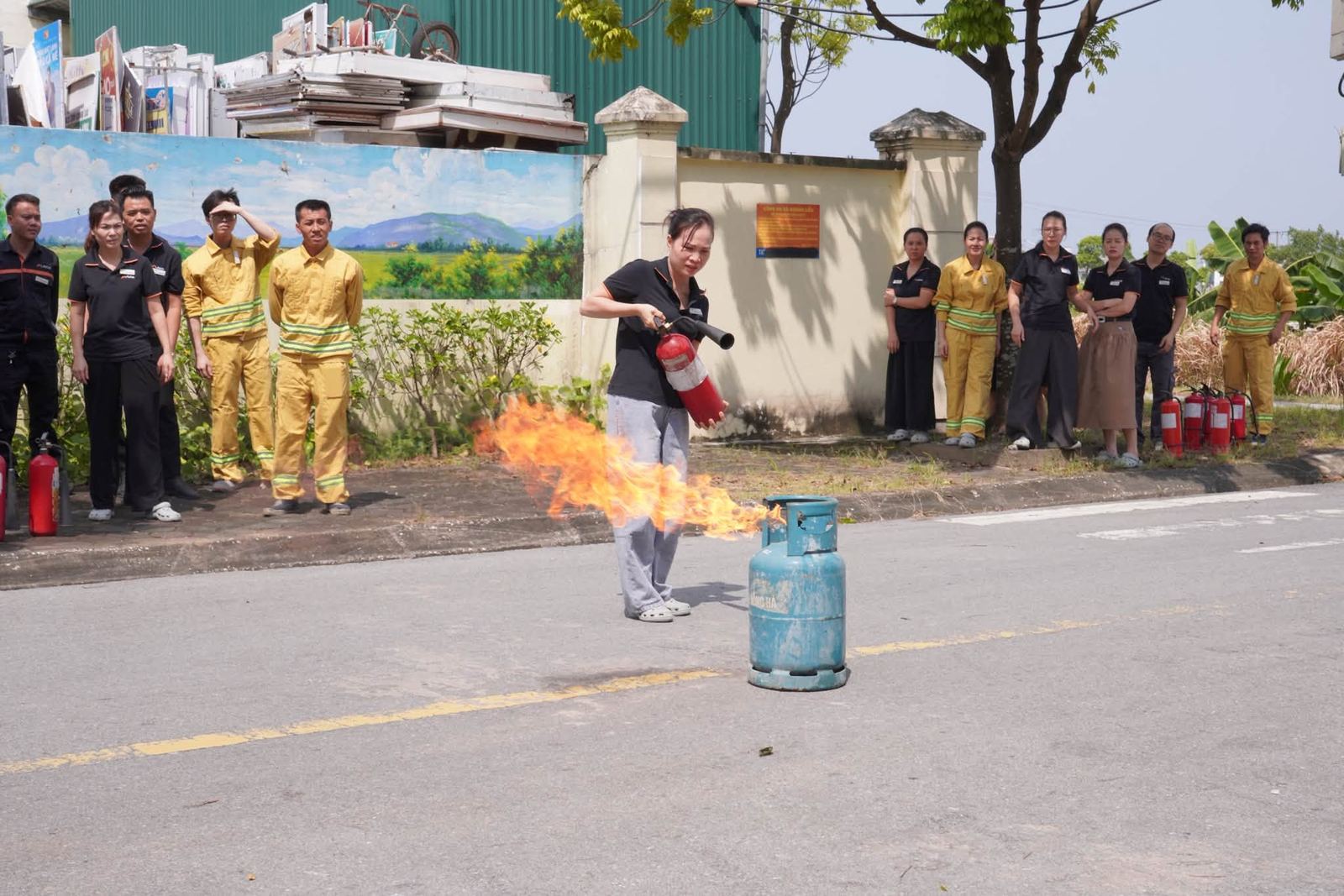 CBNV Minh Tâm trực tiếp thực hành dập lửa trong tình huống cháy giả định